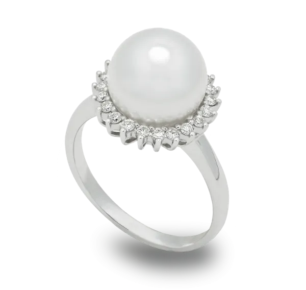 Zásnubní prsten z bílého zlata zdobený diamanty a větším bílým diamantem