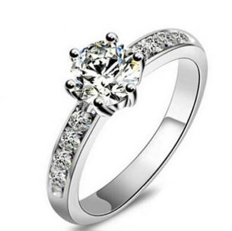 Zásnubní prsten z hladkého bílého zlata s větším bílým diamantem